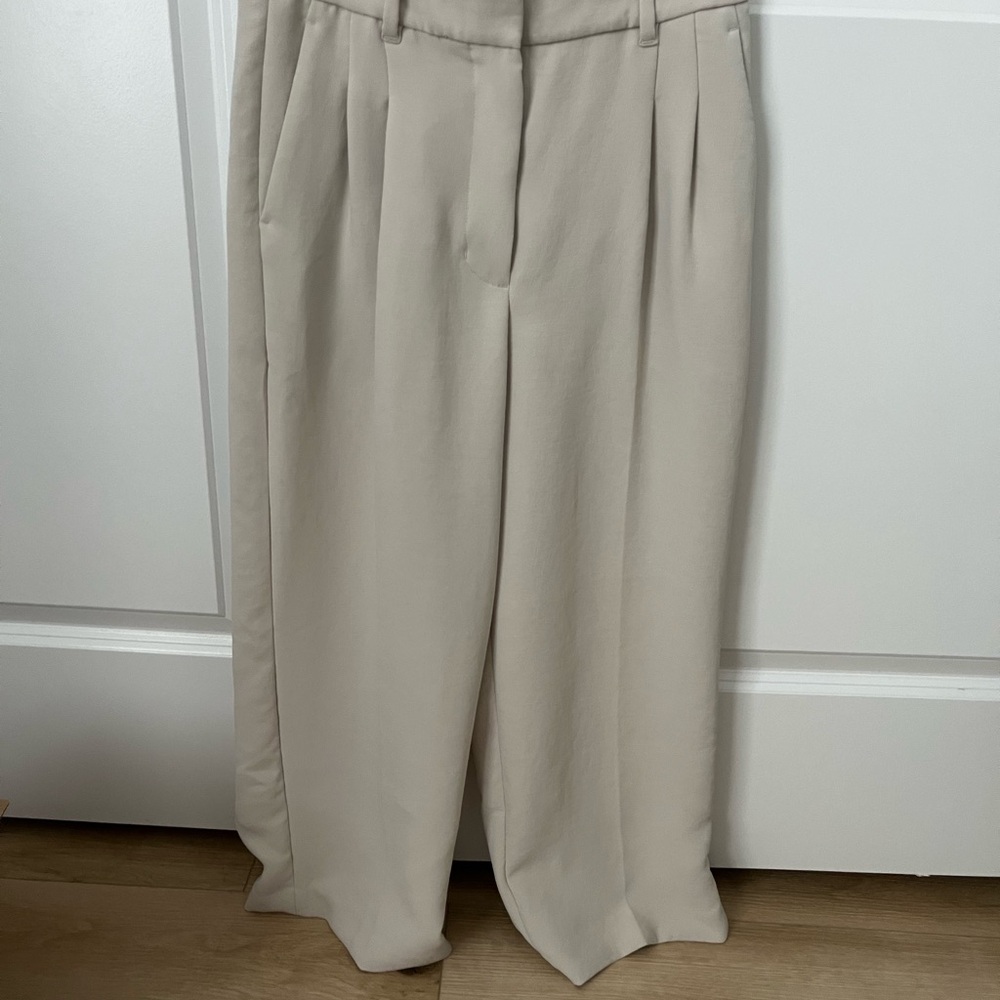 Aritzia Effortless crop size 2 matte pearl